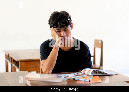 Überarbeiteter und müder Schüler, der sich depressiv und verzweifelt fühlt Stockfoto