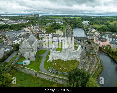 Das Desmond Castle in Askeaton Irland in der Grafschaft Limerick am Fluss Deel mit gotischer Banketthalle, dem schönsten mittelalterlichen säkularen Gebäude aus der Vogelperspektive Stockfoto