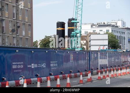 Camden, London, Großbritannien. 10. August 2023. Riesige Silos an einem der HS2 Baustellen für Hochgeschwindigkeitszüge im Nordwesten Londons in Camden, in der Nähe des Bahnhofs Euston. Die Arbeiten am Hochgeschwindigkeitsbahnprojekt HS2 in Euston in London wurden zwei Jahre lang ausgesetzt. Die beiden Tunnelbohrmaschinen für den Euston-Teil des Projekts sollen nächstes Jahr in der Old Oak Common Station unterirdisch vergraben werden, die dann wieder einsatzbereit ist, falls der zentrale Londoner Teil des viel kritisierten HS2-Projekts wieder grünes Licht erhält. HS2 liegt mit der aktuellen Kostenschätzung für den Bau von nur t deutlich über dem Budget Stockfoto