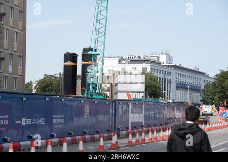 Camden, London, Großbritannien. 10. August 2023. Riesige Silos an einem der HS2 Baustellen für Hochgeschwindigkeitszüge im Nordwesten Londons in Camden, in der Nähe des Bahnhofs Euston. Die Arbeiten am Hochgeschwindigkeitsbahnprojekt HS2 in Euston in London wurden zwei Jahre lang ausgesetzt. Die beiden Tunnelbohrmaschinen für den Euston-Teil des Projekts sollen nächstes Jahr in der Old Oak Common Station unterirdisch vergraben werden, die dann wieder einsatzbereit ist, falls der zentrale Londoner Teil des viel kritisierten HS2-Projekts wieder grünes Licht erhält. HS2 liegt mit der aktuellen Kostenschätzung für den Bau von nur t deutlich über dem Budget Stockfoto