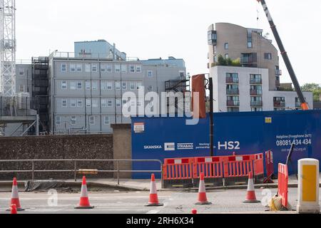 Camden, London, Großbritannien. 10. August 2023. Einer der HS2 Baustellen für Hochgeschwindigkeitszüge im Nordwesten Londons in Camden, in der Nähe des Bahnhofs Euston. Die Arbeiten am Hochgeschwindigkeitsbahnprojekt HS2 in Euston in London wurden zwei Jahre lang ausgesetzt. Die beiden Tunnelbohrmaschinen für den Euston-Teil des Projekts sollen nächstes Jahr in der Old Oak Common Station unterirdisch vergraben werden, die dann wieder einsatzbereit ist, falls der zentrale Londoner Teil des viel kritisierten HS2-Projekts wieder grünes Licht erhält. HS2 liegt mit den aktuellen Kostenschätzungen für den Bau des Euston HS2 deutlich über dem Budget Stockfoto