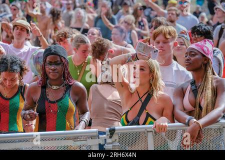 Winchester, Großbritannien. 13. Aug. 2023. Teilnehmer nehmen am Boomtown Fair Festival Teil. Boomtown alias Boomtown Fair ist ein britisches Musikfestival, das jährlich im South Downs National Park in der Nähe von Winchester, Hampshire, stattfindet. Seit 2009 bietet Boomtown ein vielfältiges Angebot an Bands, DJs und Rednern auf vielen verschiedenen Bühnen an. Jedes jährliche Event wird als „ein Kapitel“ bezeichnet und erweitert die Story des Vorjahres, erzählt durch die Sets und Live-Schauspieler, die durch die Stätte schlendern. Kredit: SOPA Images Limited/Alamy Live News Stockfoto