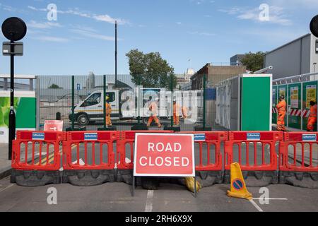 Camden, London, Großbritannien. 10. August 2023. Einer der HS2 Baustellen für Hochgeschwindigkeitszüge im Nordwesten Londons in der Nähe des Bahnhofs Euston. Die Arbeiten am Hochgeschwindigkeitsbahnprojekt HS2 in Euston in London wurden zwei Jahre lang ausgesetzt. Die beiden Tunnelbohrmaschinen für den Euston-Teil des Projekts sollen nächstes Jahr in der Old Oak Common Station unterirdisch vergraben werden, die dann wieder einsatzbereit ist, falls der zentrale Londoner Teil des viel kritisierten HS2-Projekts wieder grünes Licht erhält. HS2 liegt mit den aktuellen Kostenschätzungen für den Bau des Endpunktes Euston HS2 deutlich über dem Budget Stockfoto