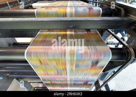 Druck von farbigen Zeitungen mit einer Offsetdruckmaschine bei Ein Druckmaschinenunternehmen Stockfoto