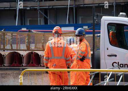 Camden, London, Großbritannien. 10. August 2023. HS2 Hochgeschwindigkeitsarbeiten auf einer Straße außerhalb eines HS2-Komplexes im Nordwesten Londons in Camden, in der Nähe der Euston Station. Die Arbeiten am Hochgeschwindigkeitsbahnprojekt HS2 in Euston in London wurden zwei Jahre lang ausgesetzt. Die beiden Tunnelbohrmaschinen für den Euston-Teil des Projekts sollen nächstes Jahr in der Old Oak Common Station unterirdisch vergraben werden, die dann wieder einsatzbereit ist, falls der zentrale Londoner Teil des viel kritisierten HS2-Projekts wieder grünes Licht erhält. HS2 liegt mit den aktuellen Kostenschätzungen für den Bau des Euston deutlich über dem Budget Stockfoto