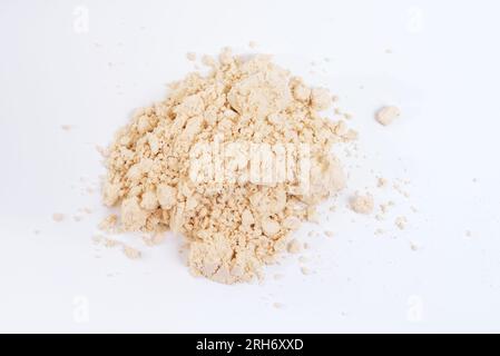 Kaliumsulfat oder Kaliumsulfat, auch Kaliumsulfat, arcanit oder archaisch Kalium von Schwefel genannt. Auf weißem Hintergrund. Stockfoto