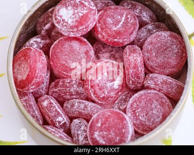 Eine offene Blechschachtel voller roter Sauerkirschen-Süßigkeiten Stockfoto