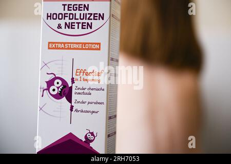 Brüssel, Belgien. 14. Aug. 2023. Abbildung zeigt ein Kind, das am Montag, den 14. August 2023, in Brüssel gegen Kopfläuse betreut wird. Kopfläuse sind kleine Insekten, die in menschlichem Haar leben. Sie haben nichts mit schlechter Hygiene oder Pflege zu tun. Jeder kann sie bekommen, aber sie sind am häufigsten bei Kindern zwischen 3 und 12 Jahren. Läuse sind 3 bis 4 Millimeter groß und hellgrau oder braun. Die Nissen (Läuseier) haften am Haar. Sie sind in der Regel sehr zahlreich und sehen aus wie Schuppen. BELGA FOTO LAURIE DIEFFEMBACQ Kredit: Belga News Agency/Alamy Live News Stockfoto