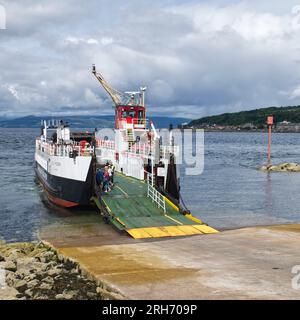 Kleine Landungsboote im Stil von Caledonian MacBrayne Fähre Loch Riddon in Largs Harbour, Firth of Clyde in North Ayrshire, Schottland, Großbritannien Stockfoto