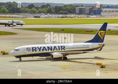 London, England, Vereinigtes Königreich - 1. August 2023: Boeing 737 Jet, die von der irischen Fluggesellschaft Ryanair betrieben wird und zum Terminal am Flughafen London Gatwick fährt. Stockfoto