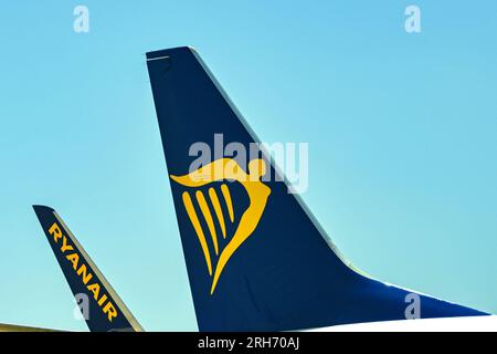 Luqa, Malta - 7. August 2023: Heckflosse eines von der irischen Fluggesellschaft Ryanair betriebenen Boeing 737-Urlaubsflugzeugs isoliert gegen den blauen Himmel. Stockfoto