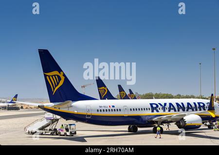 Luqa, Malta - 7. August 2023: Heckflossen der von der irischen Fluggesellschaft Ryanair am internationalen Flughafen Malta betriebenen Boeing 737-Ferienjets Stockfoto