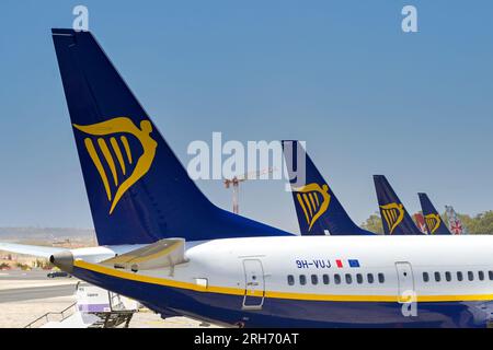 Luqa, Malta - 7. August 2023: Heckflossen von Boeing 737 Ferienjets, die von der irischen Fluggesellschaft Ryanair am internationalen Flughafen Malta betrieben werden Stockfoto