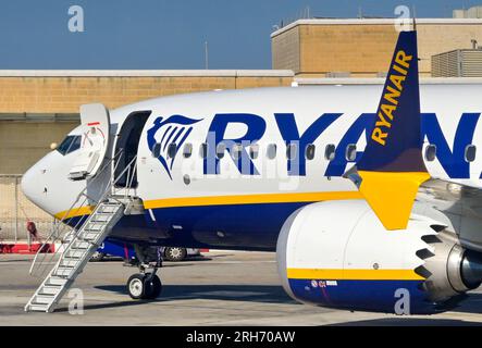 Luqa, Malta - 7. August 2023: Von der irischen Fluggesellschaft Ryanair betriebener Boeing 737-Ferienjet mit offener Tür und einziehbaren Passagiertreppen Stockfoto