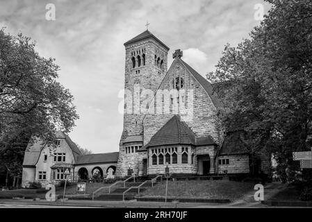 Bochum, Deutschland - 10. Mai 2022: Evangelische Lutherische Kirche im Stadtpark Bochum, Ruhrgebiet, Nordrhein-Westfalen, Deutschland. ph-wert Schwarz/Weiß Stockfoto