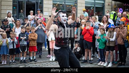 Edinburgh, Schottland, Großbritannien. 14. August 2023. Geschäftiges Stadtzentrum an verschiedenen Veranstaltungsorten und Bars und Restaurants für Besucher. Wetter bewölkt und 18 Grad Celsius. Abbildung: Street Performer Loud MIME Show unterhält ein Publikum im Tron PitchCredit: Archwhite/alamy Live News. Stockfoto