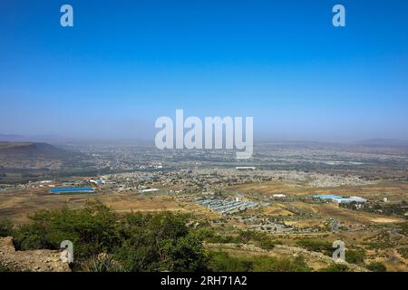 Abiy Adi, Äthiopien. 17. Mai 2023. Allgemeiner Blick auf die Stadt Mekelle, Hauptstadt von Tigray. Nordäthiopien leidet noch immer unter den Auswirkungen des Krieges von 2020, der jetzt auf Pause ist. Mehr als 800.000 Frauen und Kinder brauchen Hilfe, aber große humanitäre Organisationen haben Lebensmittellieferungen wegen des Verdachts auf Diebstahl gestoppt. (Foto: Edgar Gutierivrrez/SOPA Images/Sipa USA) Guthaben: SIPA USA/Alamy Live News Stockfoto