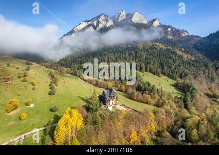 Blick aus der Vogelperspektive auf den Berg Trzy Korony in Pieniny im Herbst, Polen. Stockfoto