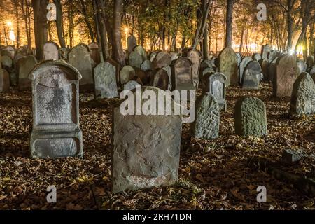 Grabsteine auf einem alten Friedhof bei Nacht. Stockfoto