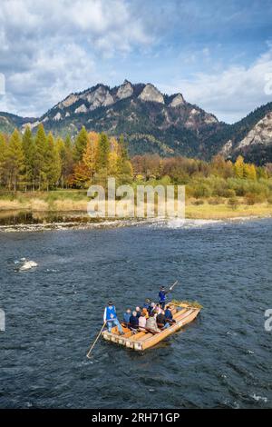 Traditionelles Rafting auf dem Dunajec River auf Holzflößen, Polen Stockfoto