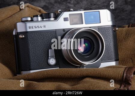 Voigtlander Bessa R 35 mm Film-Entfernungsmesser-Kamera um 2000-2002 mit dem Voigtlander 35 mm f2,5 Color-Skopar-Schraubobjektiv. Stockfoto