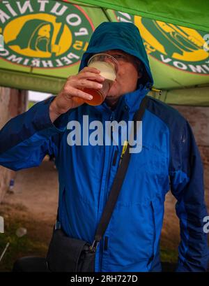 Schlammschmutzige, regnerische Punk Rock Festival Kravin im Dorf Tschalkov CZ 08 05 2023 Stockfoto