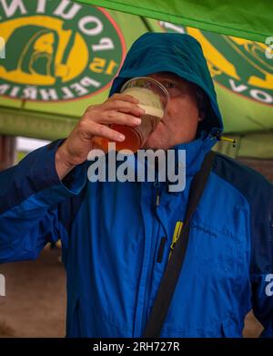 Schlammschmutzige, regnerische Punk Rock Festival Kravin im Dorf Tschalkov CZ 08 05 2023 Stockfoto