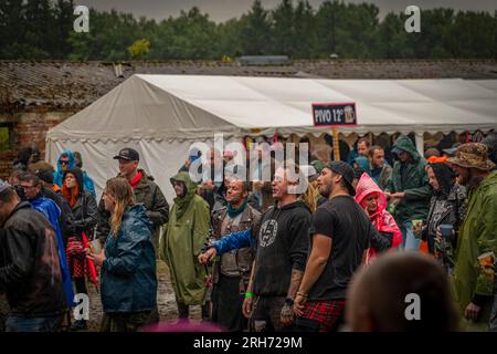 Schlammschmutzige, regnerische Punk Rock Festival Kravin im Dorf Tschalkov CZ 08 05 2023 Stockfoto