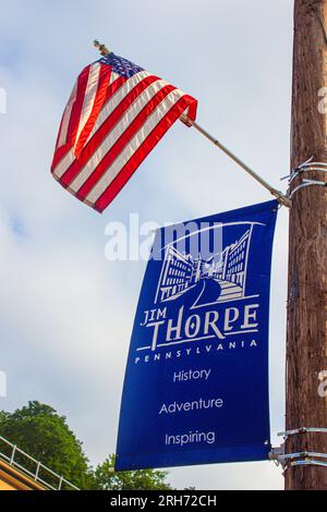Jim Thorpe, PA - August 2023 : amerikanische Flagge und historischer Platz Jim Thorpe Banner Stockfoto