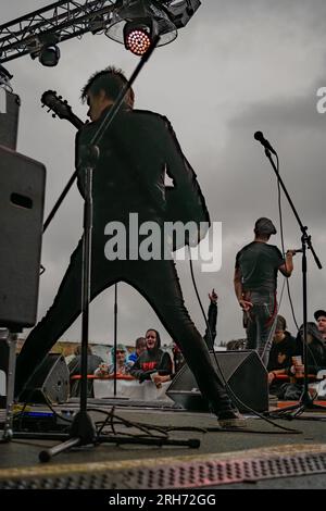 Schlammschmutzige, regnerische Punk Rock Festival Kravin im Dorf Tschalkov CZ 08 05 2023 Stockfoto