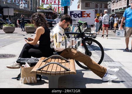 Seattle, USA. 28. Juli 2023. Leute auf der Pike Street beim Markt. Stockfoto