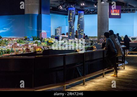 Toronto, ON, Kanada - 4. Juni 2023: Besucher sehen die Ausstellung in der Miniaturattraktion berühmter kanadischer Plätze in der Little Petite Canada-Ausstellung Stockfoto