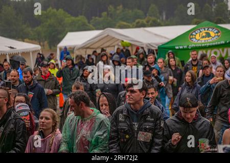 Schlammschmutzige, regnerische Punk Rock Festival Kravin im Dorf Tschalkov CZ 08 05 2023 Stockfoto