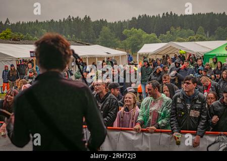 Schlammschmutzige, regnerische Punk Rock Festival Kravin im Dorf Tschalkov CZ 08 05 2023 Stockfoto