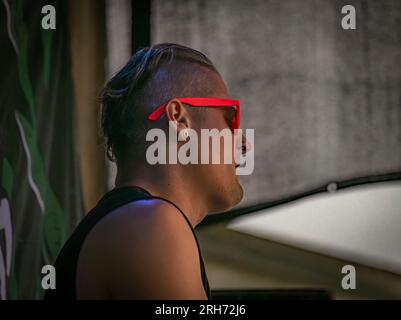 Schlammschmutzige, regnerische Punk Rock Festival Kravin im Dorf Tschalkov CZ 08 05 2023 Stockfoto