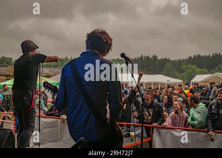 Schlammschmutzige, regnerische Punk Rock Festival Kravin im Dorf Tschalkov CZ 08 05 2023 Stockfoto