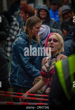 Schlammschmutzige, regnerische Punk Rock Festival Kravin im Dorf Tschalkov CZ 08 05 2023 Stockfoto