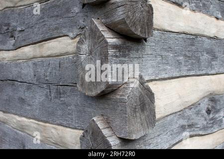 Holzwand eines alten Holzhauses, Nahaufnahme eines Fotos Stockfoto