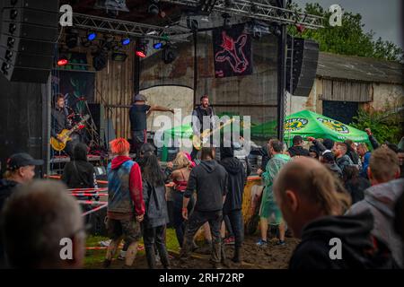 Schlammschmutzige, regnerische Punk Rock Festival Kravin im Dorf Tschalkov CZ 08 05 2023 Stockfoto