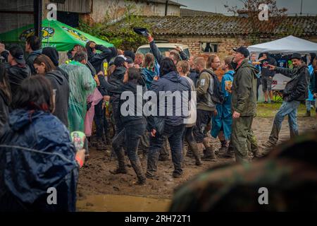 Schlammschmutzige, regnerische Punk Rock Festival Kravin im Dorf Tschalkov CZ 08 05 2023 Stockfoto