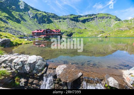 Berühmter Bâlea-See auf dem Gipfel des Transfăgărășan-Gebirgspasses in Rumänien Stockfoto