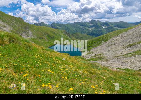 Wunderschöner Blick auf den Lago Capra (Lacul Capra) in den Siebenbürgischen Alpen, in der Nähe der Transfagaras Mountain Road, Rumänien. Stockfoto