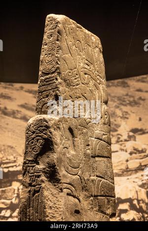 Der Tello Obelisk, ein 2,5 Meter hoher Granitmonolith, der vom Chavin de Huantar aus dem Norden Perus, Nationalmuseum für Archäologie, Lima, Peru, geschnitzt wurde Stockfoto