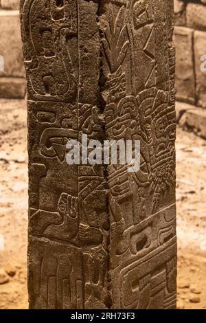 Der Tello Obelisk, ein 2,5 Meter hoher Granitmonolith, der vom Chavin de Huantar aus dem Norden Perus, Nationalmuseum für Archäologie, Lima, Peru, geschnitzt wurde Stockfoto