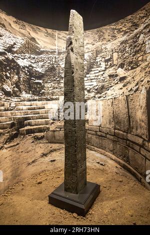 Der Tello Obelisk, ein 2,5 Meter hoher Granitmonolith, der vom Chavin de Huantar aus dem Norden Perus, Nationalmuseum für Archäologie, Lima, Peru, geschnitzt wurde Stockfoto