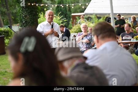 Potsdam, Deutschland. 14. Aug. 2023. Bundeskanzler Olaf Scholz (SPD) spricht mit Menschen in Potsdam während seiner Sommerreise durch seinen Wahlkreis. Kredit: Britta Pedersen/dpa/Alamy Live News Stockfoto