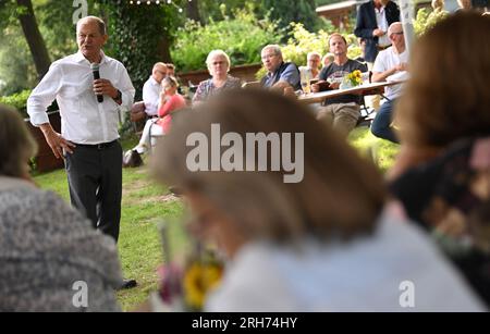 Potsdam, Deutschland. 14. Aug. 2023. Bundeskanzler Olaf Scholz (SPD) spricht mit Menschen in Potsdam während seiner Sommerreise durch seinen Wahlkreis. Kredit: Britta Pedersen/dpa/Alamy Live News Stockfoto