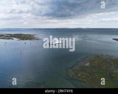 Isle of Wight Fähre, Ankunft in Lymington UK Drohne, aus der Luft Stockfoto