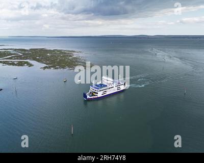 Isle of Wight Fähre, Ankunft in Lymington UK Drohne, aus der Luft Stockfoto