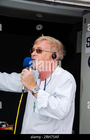 Ken Ellis, Luftfahrt Journalist, airshow Kommentator und Autor kommentieren bei den bedürftigen Kindern wenig Gransden Nächstenliebe air show Air Display Stockfoto